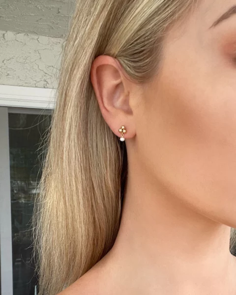 MINI FRESHWATER PEARL STUD EARRINGS - Image 2